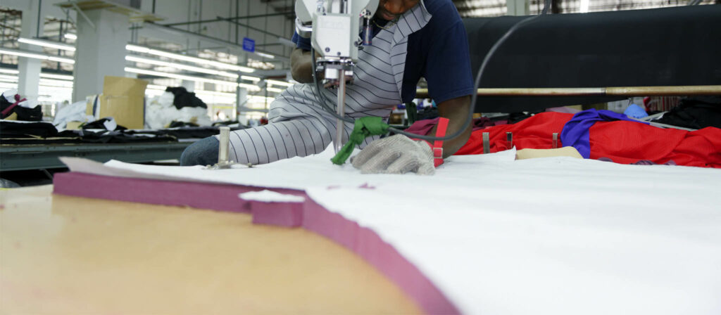 Judith est une jeune mère d'un petit garçon de presque un an. Chaque matin, elle prend le bus sur environ 7,6 km pour aller travailler dans l'une des usines de confection de Port-au-Prince. Son travail lui permet de gagner un salaire régulier pour s'occuper de son fils et des autres membres de sa famille.