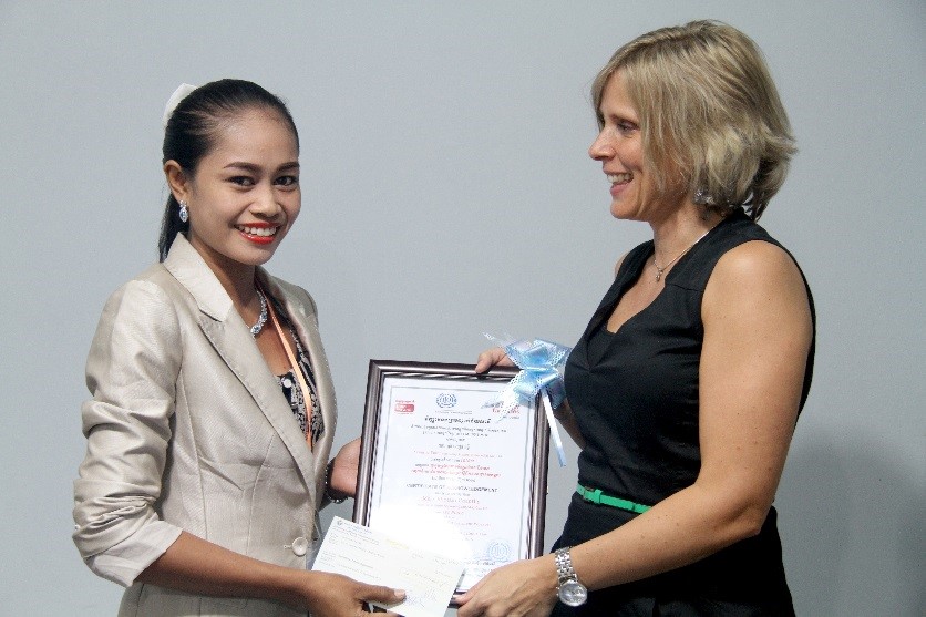 Channy receives the prize from Programme Manager Esther Germans